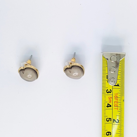 New! Vintage Gray Resin Heart Studs Earrings - Picture 3 of 3